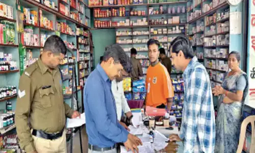 रायपुर में 30 मेडिकल स्टोर्स की हुई जांच, नशीली दवाइयां जब्त रायपुर में 30 मेडिकल स्टोर्स की हुई जांच, नशीली दवाइयां जब्त