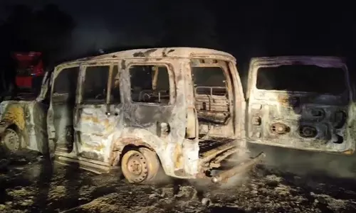 Sasaram: तेज रफ्तार स्कॉर्पियो में लगी आग, इलाके में अफरा-तफरी मच गई Sasaram: तेज रफ्तार स्कॉर्पियो में लगी आग, इलाके में अफरा-तफरी मच गई