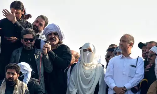 Imran Khan, उनकी पत्नी और 94 अन्य के खिलाफ गिरफ्तारी वारंट जारी किया Imran Khan, उनकी पत्नी और 94 अन्य के खिलाफ गिरफ्तारी वारंट जारी किया