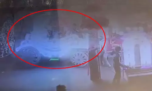 LIVE VIDEO: दूल्हे पर फायरिंग, बाइक सवार बदमाश कैमरे में कैद, मचा हड़कंप