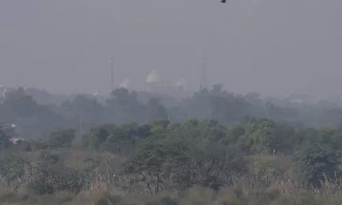Delhi: धुंध की पतली परत छाई, AQI खराब श्रेणी में Delhi: धुंध की पतली परत छाई, AQI खराब श्रेणी में