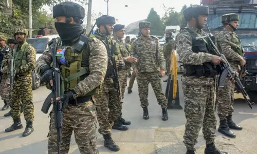 J&K: श्रीनगर में सुरक्षा बलों और आतंकवादियों के बीच मुठभेड़ J&K: श्रीनगर में सुरक्षा बलों और आतंकवादियों के बीच मुठभेड़
