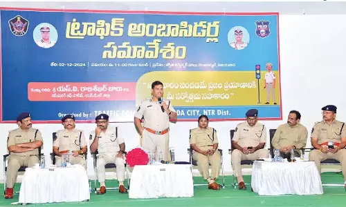Andhra: यातायात संबंधी बाधाओं को कम करने के लिए 390 यातायात राजदूत नियुक्त Andhra: यातायात संबंधी बाधाओं को कम करने के लिए 390 यातायात राजदूत नियुक्त