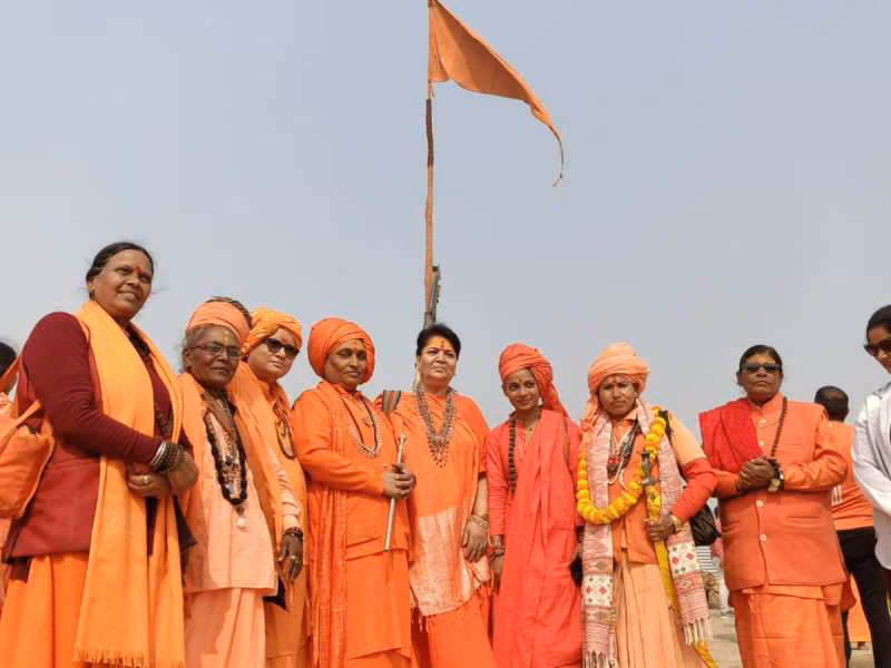 Allahabad: सनातन धर्म की ध्वजा महाकुम्भ मेला क्षेत्र में स्थापित की गई Allahabad: सनातन धर्म की ध्वजा महाकुम्भ मेला क्षेत्र में स्थापित की गई