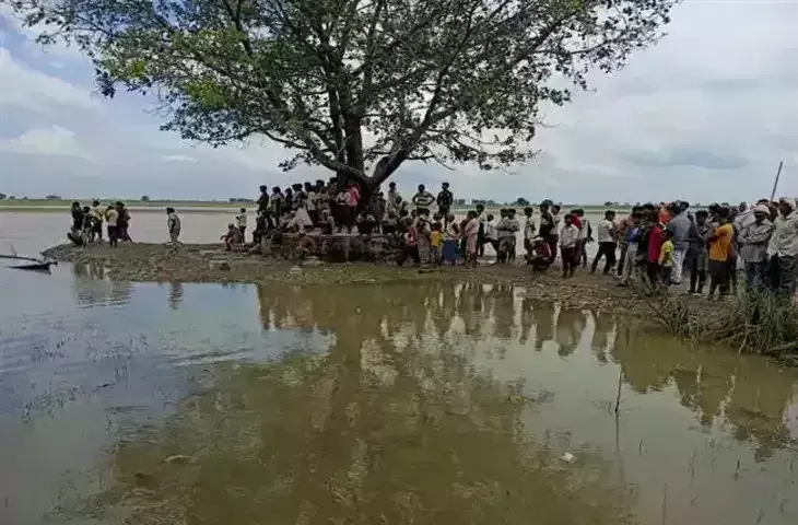 Mathura: सीएचसी में तैनात कर्मचारी ने गोमती नदी में छलांग लगाई Mathura: सीएचसी में तैनात कर्मचारी ने गोमती नदी में छलांग लगाई