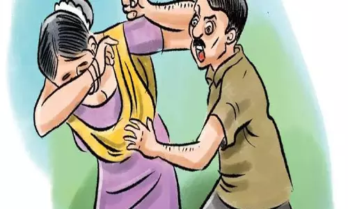 Aligarh: लकड़ी जलाने के विरोध में एक महिला के साथ मारपीट की Aligarh: लकड़ी जलाने के विरोध में एक महिला के साथ मारपीट की