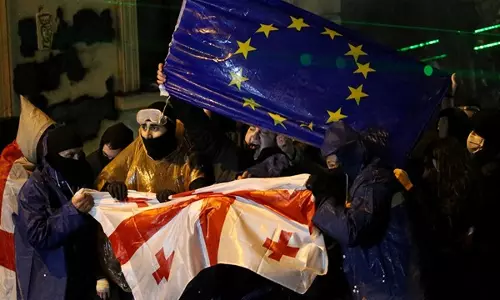 जॉर्जियाई विपक्षी नेता ज़ुराब जापरिद्ज़े को EU के समर्थन में विरोध प्रदर्शन बढ़ने पर गिरफ़्तार किया गया