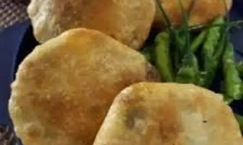 Pyaj Ki Pudi: इस बार ठंड में बनाएं स्वादिष्ट प्याज की पूरी