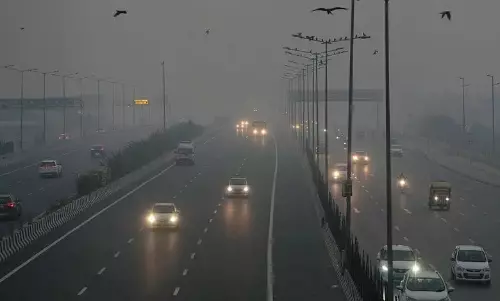 Delhi: दिल्ली का AQI थोड़ा सुधरकर 274 हुआ Delhi: दिल्ली का AQI थोड़ा सुधरकर 274 हुआ
