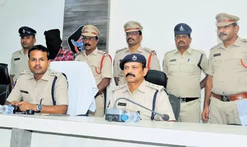 Guntur पुलिस ने नाबालिग लड़की की हत्या के आरोप में एक व्यक्ति को गिरफ्तार किया Guntur पुलिस ने नाबालिग लड़की की हत्या के आरोप में एक व्यक्ति को गिरफ्तार किया