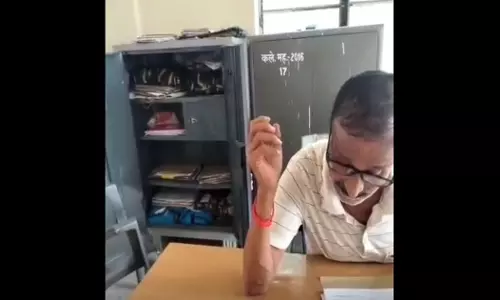 रिश्वतखोरी का VIDEO, नौकरी के अंतिम दिन ये क्या कर डाला! मचा हड़कंप