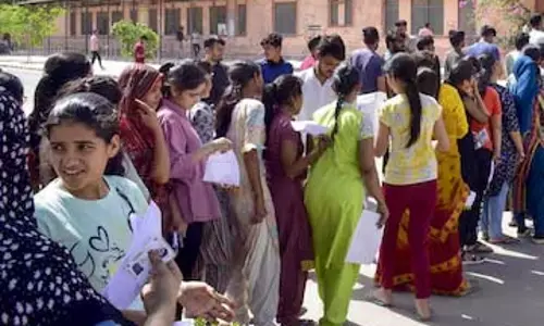 Bihar CHO 2024 परीक्षा रद्द; 12 केंद्रों पर छापेमारी, 37 गिरफ्तार Bihar CHO 2024 परीक्षा रद्द; 12 केंद्रों पर छापेमारी, 37 गिरफ्तार