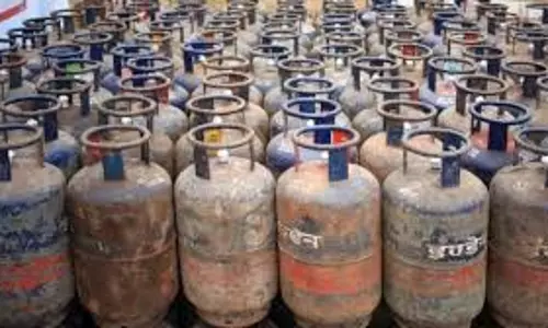 Jamshedpur: पुलिस ने पांच टैंकर समेत तीन पिकअप वैन और 48 गैस सिलेंडर को किया जब्त