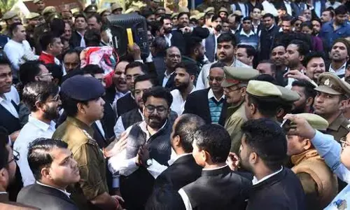 Ghaziabad में प्रदर्शनकारी वकीलों ने पुलिस स्टेशन में गिरफ्तारी की पेशकश की Ghaziabad में प्रदर्शनकारी वकीलों ने पुलिस स्टेशन में गिरफ्तारी की पेशकश की