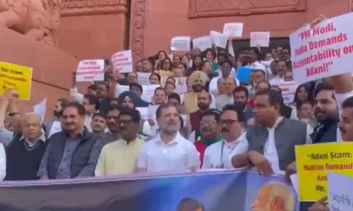 संसद में अडाणी-संभल हिंसा पर विपक्ष का प्रदर्शन, सपा-TMC शामिल नहीं हुए, कांग्रेस नेता के बयान पर बखेड़ा संसद में अडाणी-संभल हिंसा पर विपक्ष का प्रदर्शन, सपा-TMC शामिल नहीं हुए, कांग्रेस नेता के बयान पर बखेड़ा