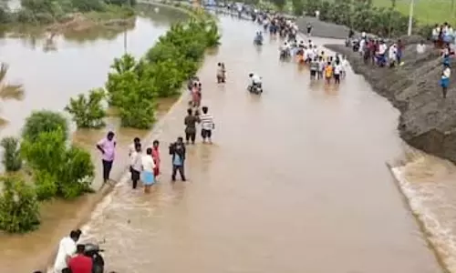 Cyclone Fengal: चेन्नई-त्रिची राष्ट्रीय राजमार्ग बंद, वाहनों का मार्ग बदला