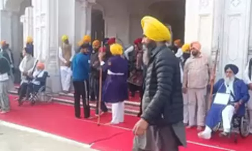 सजा मिलने के बाद गले में तख्ती, हाथ में बरछा लिए नजर आए सुखबीर सिंह बादल