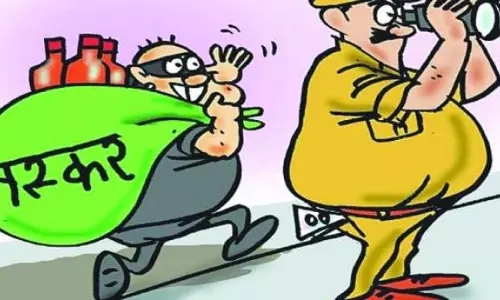 Gopalganj: पुलिस ने 27 कार्टन देसी शराब के साथ दो तस्कर दबोचे