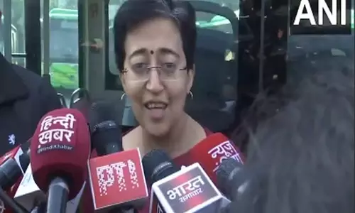 Delhi CM ने मोहल्ला बस सेवाओं का निरीक्षण किया