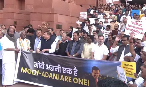 अडानी मामले को लेकर India Block के सांसदों ने संसद परिसर में किया प्रदर्शन