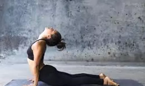 Yoga:  गर्दन और पीठ में अकड़न है तो ये योगासन दिलाएंगे दर्द से राहत
