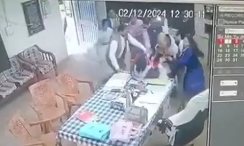 रायपुर: हेडमास्टर ने महिला अधिकारी पर किया हमला रायपुर: हेडमास्टर ने महिला अधिकारी पर किया हमला