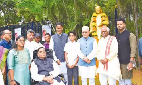 Telangana : चन्ना रेड्डी को श्रद्धांजलि अर्पित की गई Telangana : चन्ना रेड्डी को श्रद्धांजलि अर्पित की गई