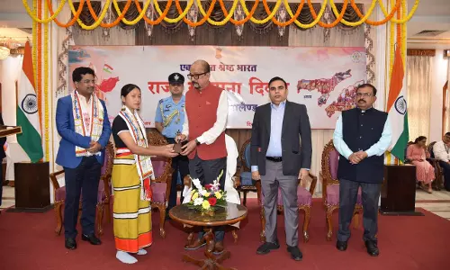 पूर्वोत्तर राज्यों से पढ़ने आई छात्राओं ने राजभवन पहुंचकर राज्यपाल से की मुलाकात