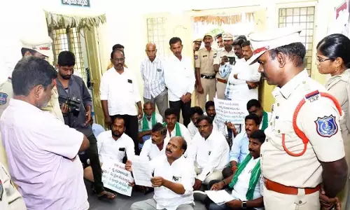 Telangana :  चौटुप्पल आरडीओ कार्यालय पर विस्थापितों का विरोध प्रदर्शन