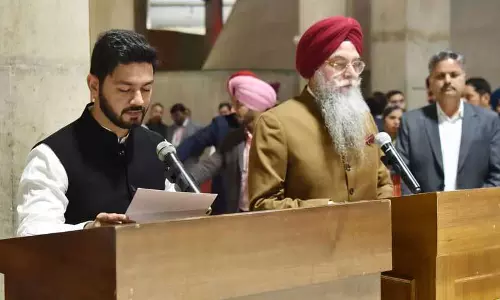 नव निर्वाचित AAP विधायकों ने वक्ता द्वारा शपथ दिलाई