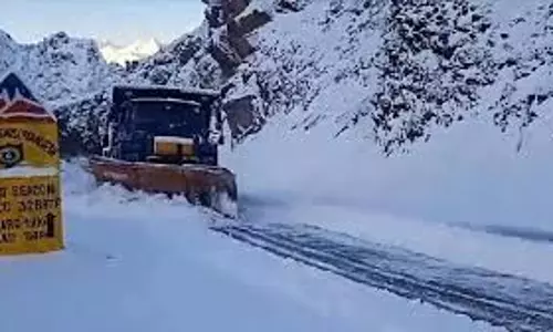 कश्मीर के ऊपरी इलाकों में ताजा बर्फबारी, many roads closed