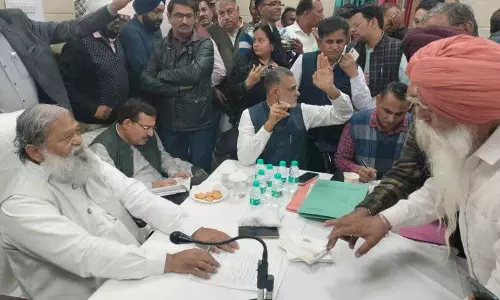 Haryana : लंबित शिकायतों के लिए अधिकारियों को फटकार लगाई