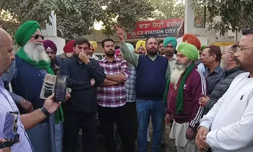 Faridkot में सामाजिक कार्यकर्ता की निरोध पर विरोध प्रदर्शन करता Faridkot में सामाजिक कार्यकर्ता की निरोध पर विरोध प्रदर्शन करता