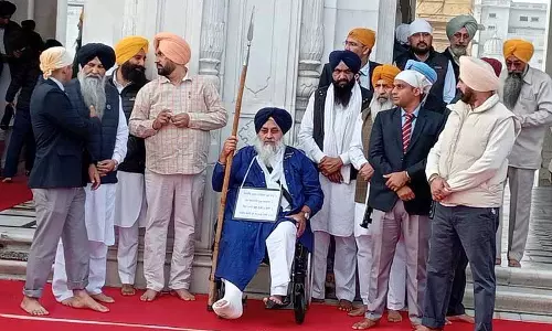 Sukhbir Badal Nue सेवदार कपड़े पहने हुए सजा के रूप में गोल्डन टेम्पल में ड्यूटी करते Sukhbir Badal Nue सेवदार कपड़े पहने हुए सजा के रूप में गोल्डन टेम्पल में ड्यूटी करते