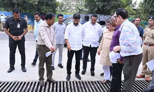 CM Revanth Reddy ने वर्षा जल-संग्रहण संरचना का निरीक्षण किया CM Revanth Reddy ने वर्षा जल-संग्रहण संरचना का निरीक्षण किया