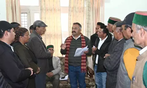 मंत्री अधिकारियों को Hatkoti में सड़कों की मरम्मत का निर्देश देते
