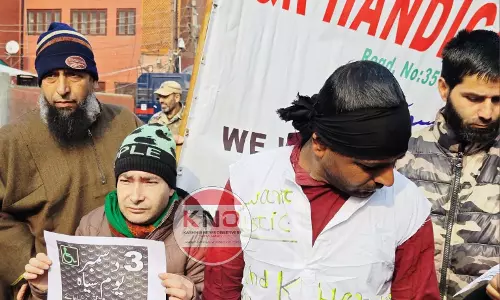 विकलांग संघ ने Srinagar में विरोध प्रदर्शन किया, विश्व विकलांगता दिवस को ‘काला दिवस’ के रूप में मनाया