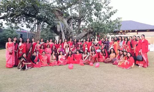 महिला डॉक्टर Dharmasala में दवा, परंपरा का जश्न मनाते महिला डॉक्टर Dharmasala में दवा, परंपरा का जश्न मनाते