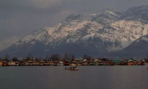 Kashmir के ऊपरी इलाकों में ताजा बर्फबारी, कई सड़कें बंद