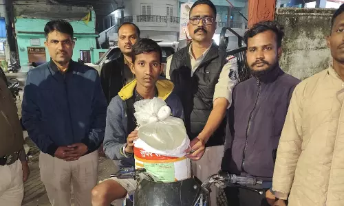 अवैध शराब पर रेड की कार्रवाई: 20 लीटर अवैध महुआ शराब और बाइक जब्त