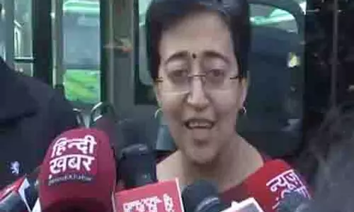 Delhi की मुख्यमंत्री आतिशी ने मोहल्ला बस सेवा का निरीक्षण किया