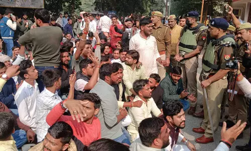 कॉलेज में छात्रों ने मजार के पास पढ़ी हनुमान चालीसा, भारी पुलिस फोर्स तैनात कॉलेज में छात्रों ने मजार के पास पढ़ी हनुमान चालीसा, भारी पुलिस फोर्स तैनात