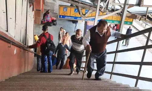 Railway Stations और दफ्तरों में लिफ्ट नहीं, सरकार दिव्यांगों के प्रति उदासीन Railway Stations और दफ्तरों में लिफ्ट नहीं, सरकार दिव्यांगों के प्रति उदासीन