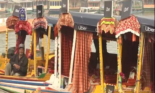 Srinagar में अब उबर शिकारा की सुविधा उपलब्ध Srinagar में अब उबर शिकारा की सुविधा उपलब्ध