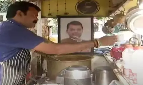 Devendra Fadnavis ने चाय बेचने वाले को शपथ समारोह में बुलाया: कनेक्शन? Devendra Fadnavis ने चाय बेचने वाले को शपथ समारोह में बुलाया: कनेक्शन?