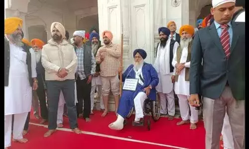 Punishment: नीली वर्दी, गले में तख्ती, हाथ में भाला लिए सुखबीर बादल ने स्वर्ण मंदिर की पहरेदारी की Punishment: नीली वर्दी, गले में तख्ती, हाथ में भाला लिए सुखबीर बादल ने स्वर्ण मंदिर की पहरेदारी की