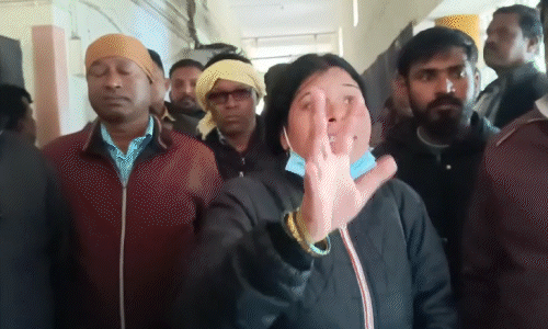 Dhanbad में सेंट्रल हॉस्पिटल में मरीज की मौत के बाद परिजनों ने किया हंगामा Dhanbad में सेंट्रल हॉस्पिटल में मरीज की मौत के बाद परिजनों ने किया हंगामा