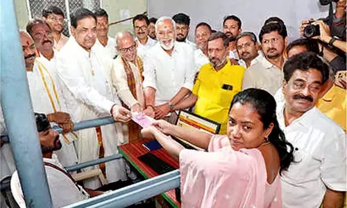 Andhra Pradesh : स्थानीय लोगों के लिए दर्शन टोकन जारी किए गए Andhra Pradesh : स्थानीय लोगों के लिए दर्शन टोकन जारी किए गए