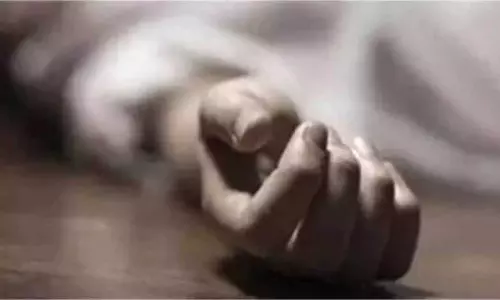 Andhra Pradesh : विशाखापत्तनम में दंपत्ति ने इमारत की तीसरी मंजिल से कूदकर आत्महत्या कर ली Andhra Pradesh : विशाखापत्तनम में दंपत्ति ने इमारत की तीसरी मंजिल से कूदकर आत्महत्या कर ली