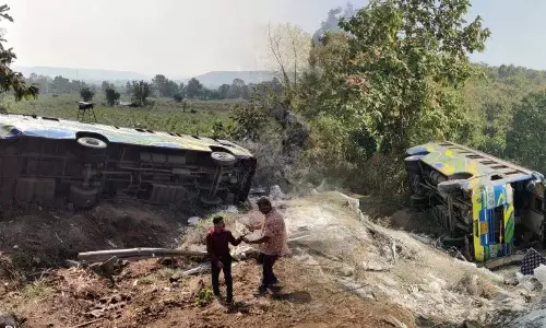 Students को भ्रमण पर ले जा रही बस,हिंगना के पास दुर्घटनाग्रस्त हो गई Students को भ्रमण पर ले जा रही बस,हिंगना के पास दुर्घटनाग्रस्त हो गई